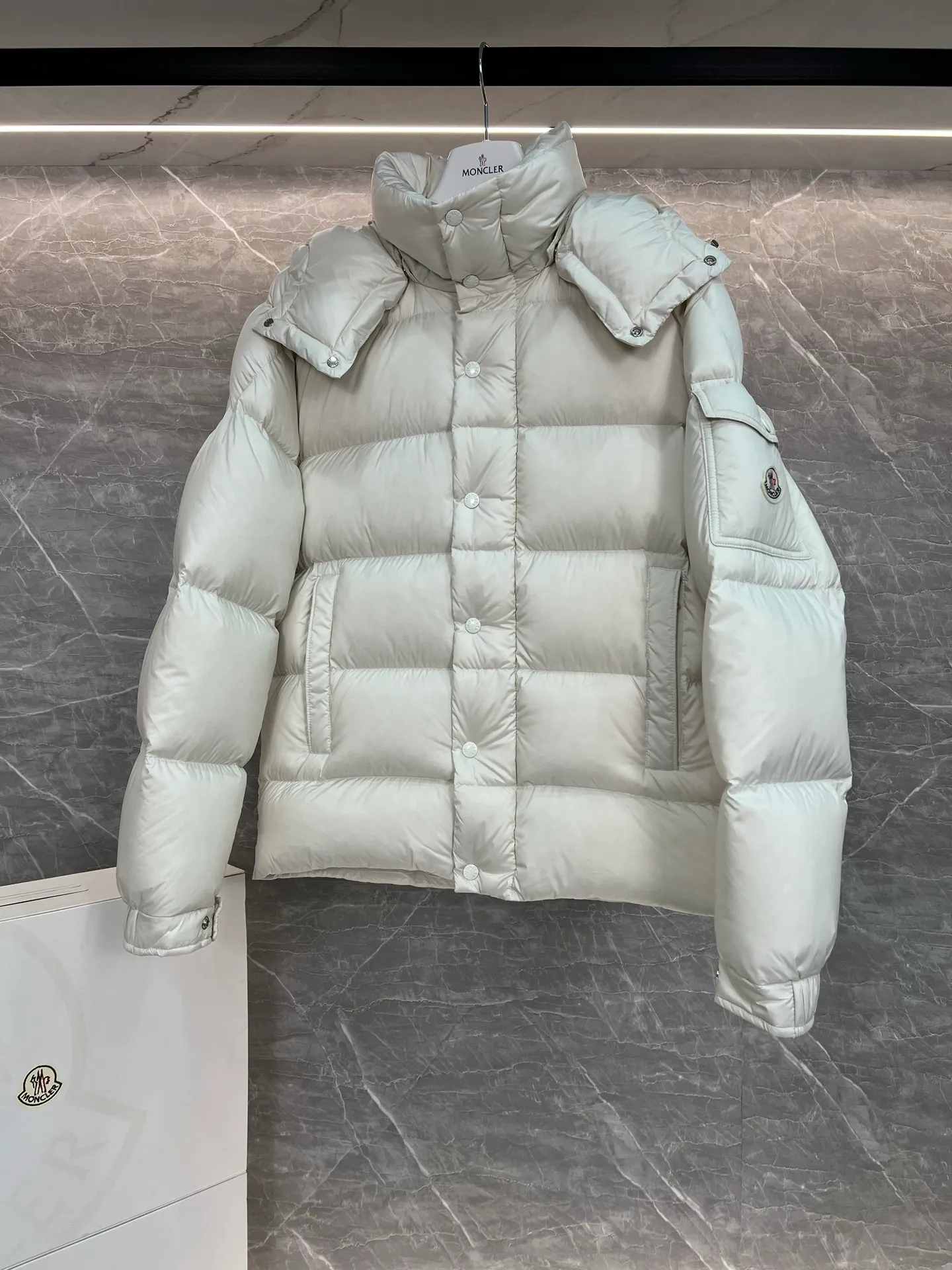 Hot Sale ⬆️MonclerMaya 90 .❗️❗️❗️❗️❗️ Moncler 。 Moncler Maya 。 ， ， Moncler 。 ， ，Classic 。 Classic 。 • • • • • ， • • • Size : 1-2-3-4-5 Black、White、Pink、